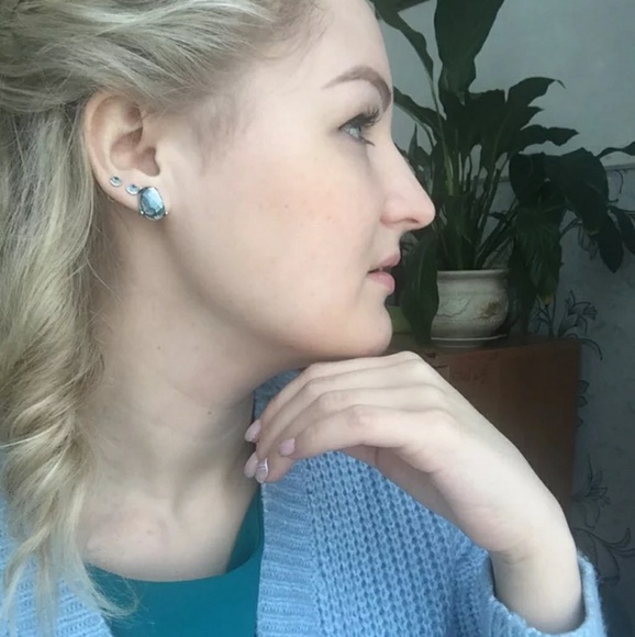 Blue Rhinestone Vintage Gold Stud Earrings - Picture 2 of 7